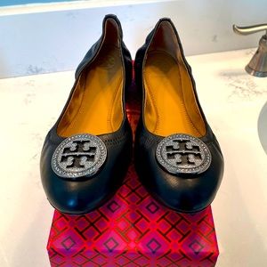 NEW Tory Burch size 7.5 US Liana ballet flat in black w/ crystal logo